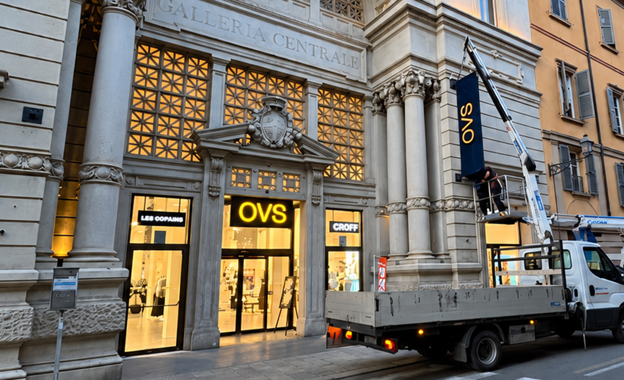 Insegne luminose moderne nei centri storici: il nostro progetto per OVS a Reggio Emilia